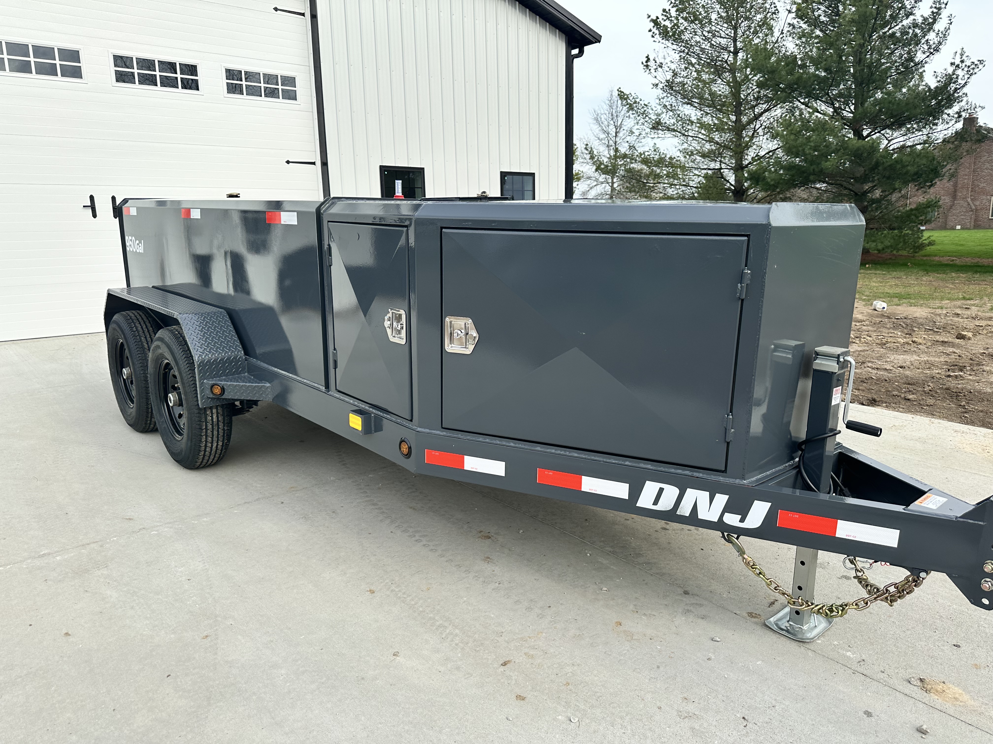 DNJ 950-gallon fuel trailer front three-quarter