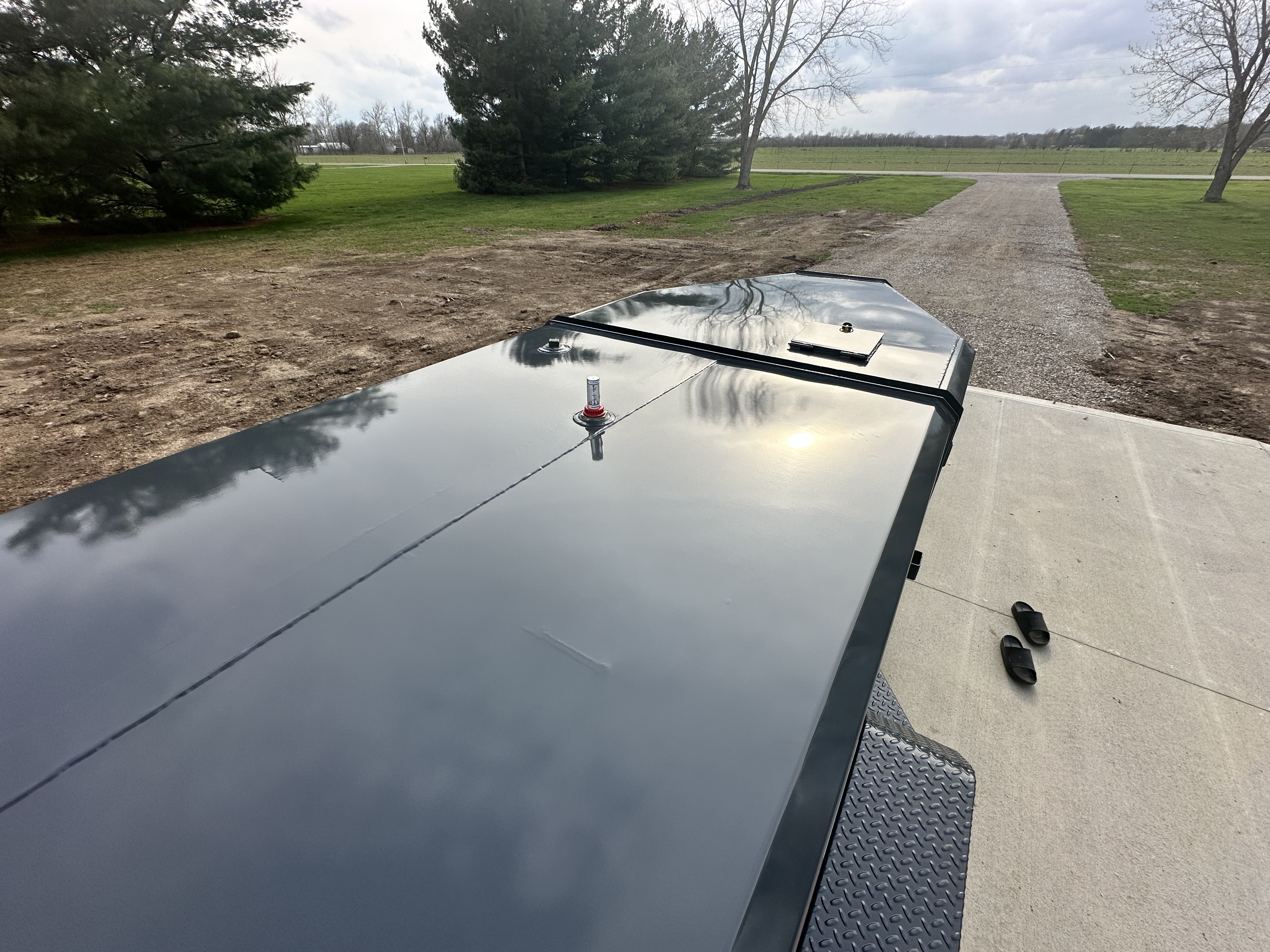 DNJ 950-gallon fuel trailer passenger side