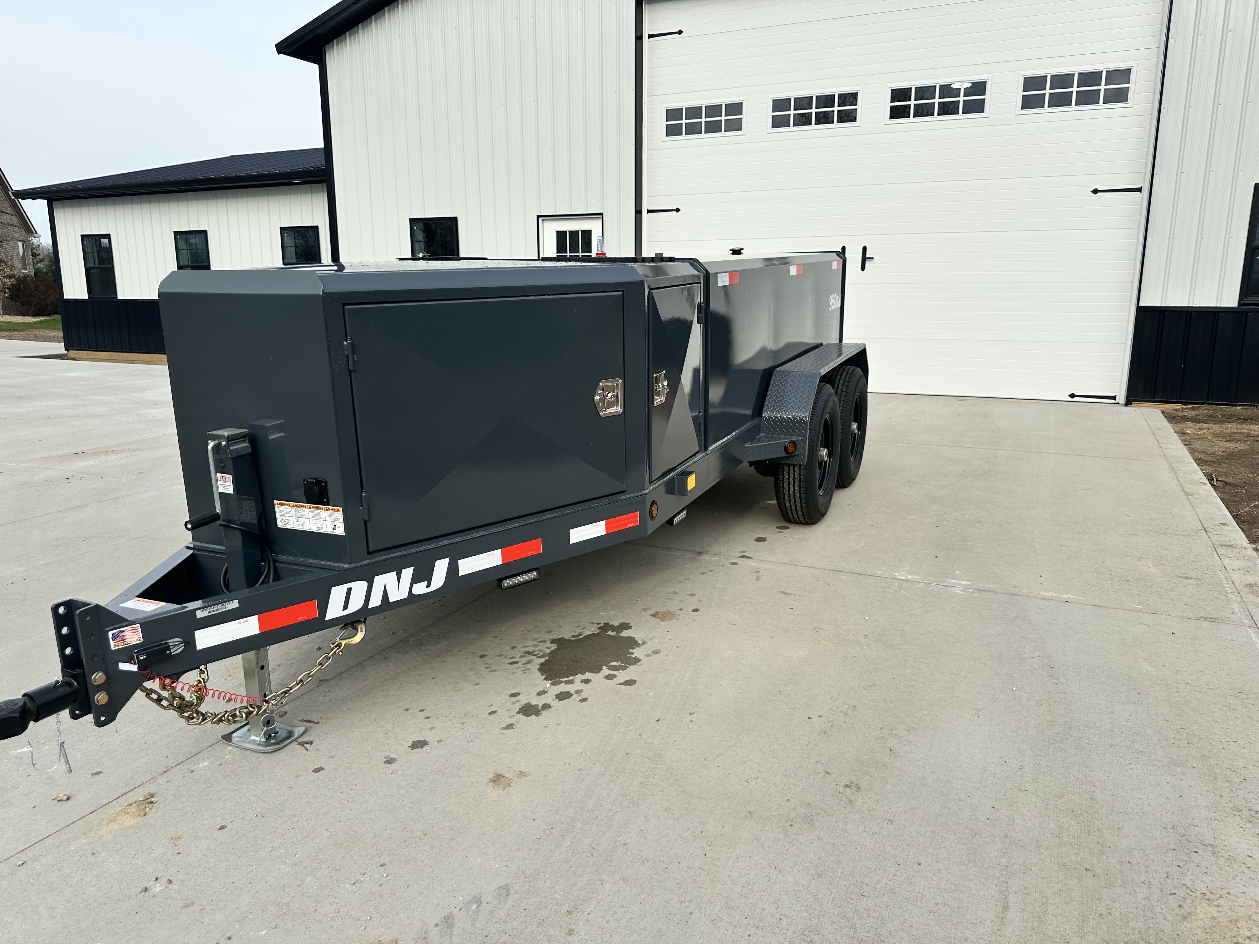 dnj 950gal fuel trailer rear quarter passenger side