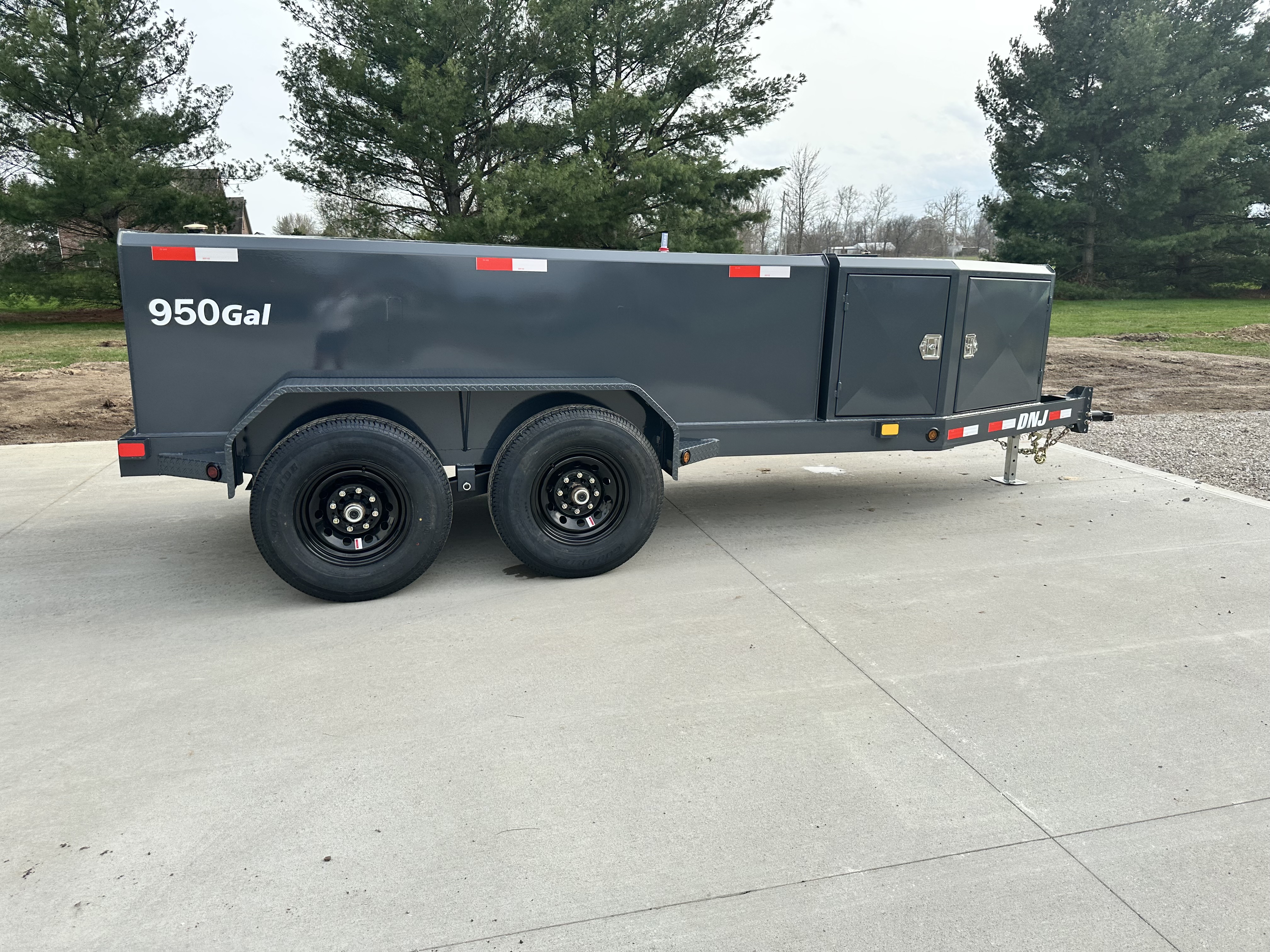 DNJ 750-gallon fuel trailer passenger side profile